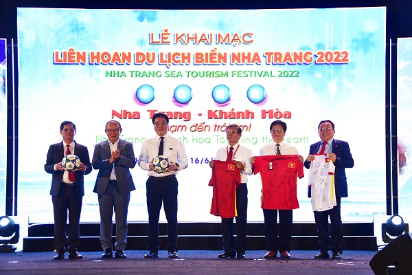 Ông Park Hang Seo tặng áo thi đấu của đội tuyển Quốc gia Việt Nam có chữ ký của ông cho các vị lãnh đạo Tỉnh ủy, UBND tỉnh Khánh Hòa và chụp hình lưu niệm