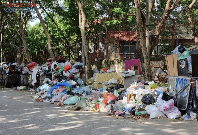 Theo người dân sống xung quanh khu vực Phạm Thận Duật cho biết, tình trạng rác ùn ứ diễn ra cách đây đã được 3 ngày, rất mất vệ sinh và gây ô nhiễm môi trường nghiêm trọng.