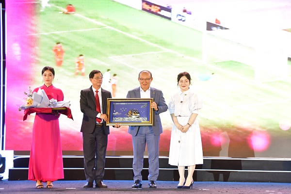 Chủ tịch UBND tỉnh Khánh Hòa Nguyễn Tấn Tuân tặng kỷ niệm cho ông Park Hang Seo và phu nhân