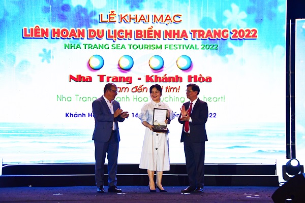 Chủ tịch UBND tỉnh Khánh Hòa Nguyễn Tấn Tuân tặng quà cho phu nhân ông Park Hang Seo