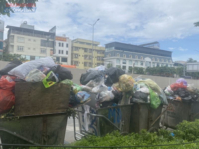 Tuyến đường Phạm Văn Đồng các xe rác của Công ty Môi trường đô thị Vĩnh Yên chất cao bên lòng đường tiềm ẩn nguy cơ tai nạn giao thông