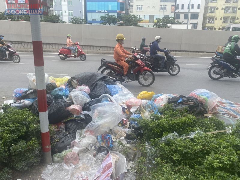 Theo đại diện Công ty TNHH MTV Môi trường Đô thị Hà Nội, nguyên nhân dẫn đến tình trạng ùn ứ rác thải kéo dài là do bãi rác thải Nam Sơn bị quá tải trong nhiều ngày qua.