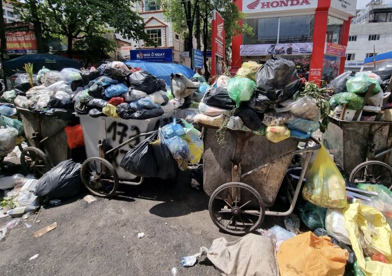 Hà Nội: Rác thải chất thành đống, bốc mùi hôi thối trên nhiều tuyến phố