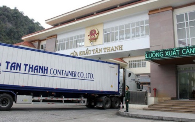 Xe chở hàng xuất khẩu sang Trung Quốc qua Cửa khẩu Tân Thanh (Lạng Sơn)