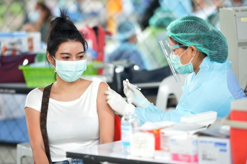 Nhân viên y tế tiêm vaccine ngừa Covid-19 cho người dân tại Bangkok, Thái Lan (Ảnh: THX/TTXVN)