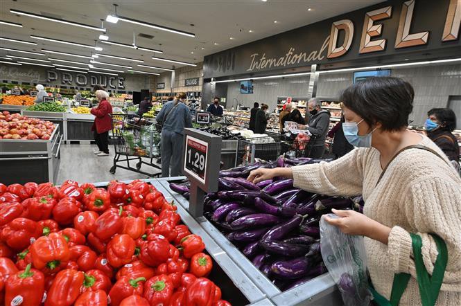 Người dân mua hàng hoá ở siêu thị tại Mỹ. Ảnh minh họa: AFP/TTXVN