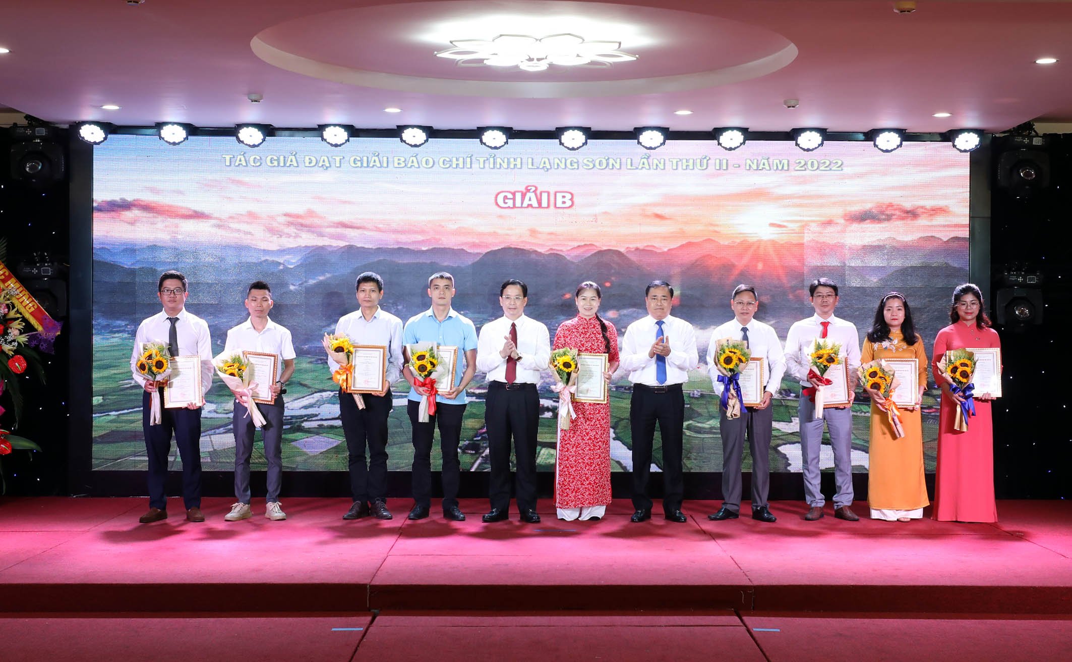 Lãnh đạo tỉnh Lạng Sơn trao giải B cho các tác giả đoạt giải