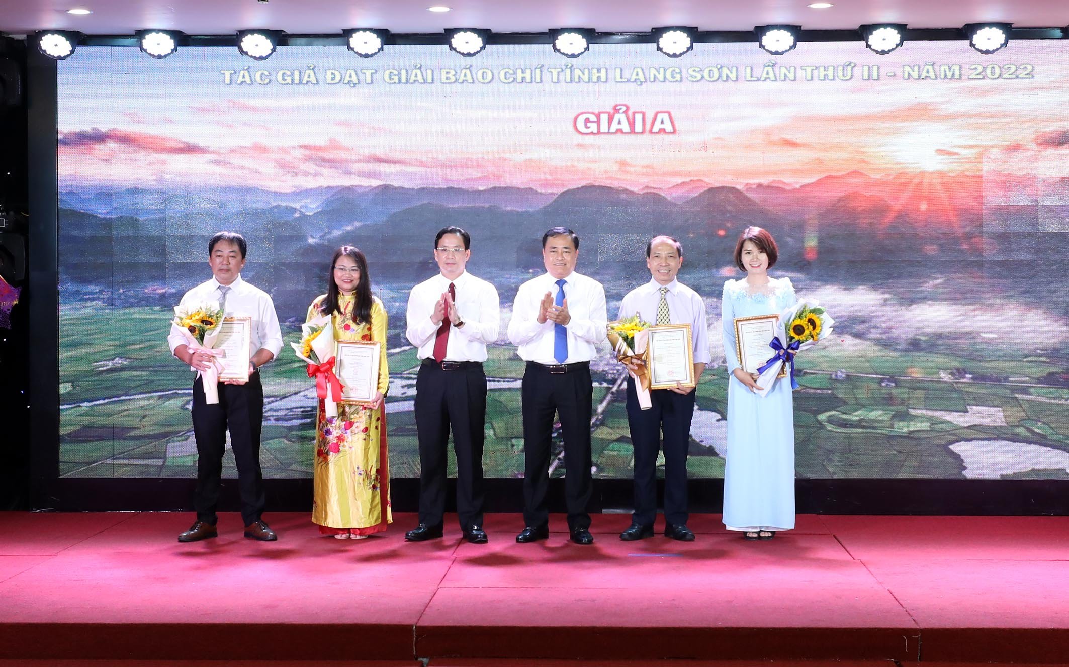 Lãnh đạo tỉnh Lạng Sơn trao giải A cho các tác giả đoạt giải