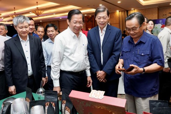 Chủ tịch Phan Văn Mãi tham quan các gian hàng trưng bày sản phẩm của các doanh nghiệp