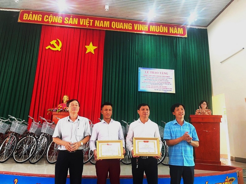 Ông Trần Văn Hiển nhận bằng tri nhận của Lãnh đạo địa phương