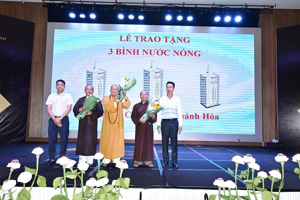 Các đại biểu trao tặng 3 dàn máy lọc nước cho đại diện 3 ngôi chùa tại Nha Trang.
