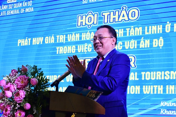 Ông Lê Hữu Hoàng- P. Chủ tịch thường trực UBND tỉnh phát biểu chào mừng.