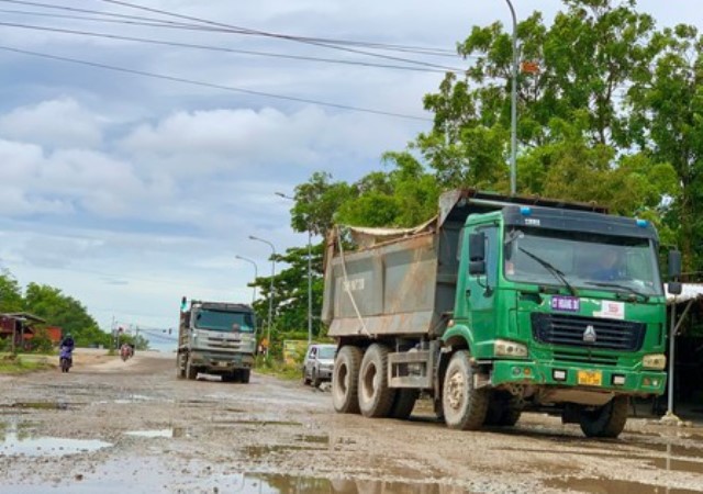 Lưu lượng hoạt động phương tiện vận tải Khu kinh tế Dung Quất rất lớn, làm xuống cấp các tuyến đường
