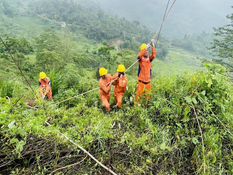 Công nhân Điện lực Na Hang (Công ty Điện lực Tuyên Quan) khắc phục sự cố trong đợt mưa kéo dài cuối tháng 5