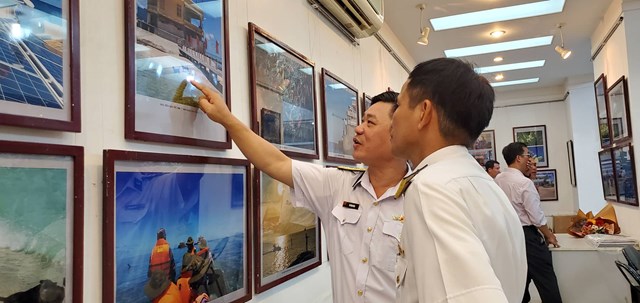 Cán bộ, chiến sỉ Hải quân Nhân dân Việt Nam thăm quan triển lãm.