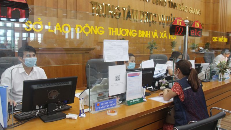 Giải quyết TTHC cho người dân tại bộ phận một cửa Sở Lao động - Thương binh và Xã hội (Trung tâm Phục vụ hành chính công tỉnh Bắc Giang). Ảnh: Khôi Nguyên
