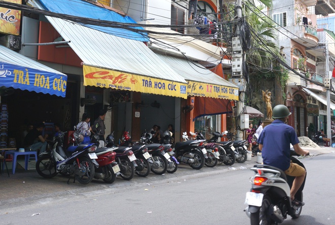 Con phố Phan Bội Châu một trong những tuyến phố được biết đến với tên gọi“phố trà cúc” bởi các hàng quán bán thức uống này thường “mọc” san sát nhau và luôn trong tình trạng tấp nập khách