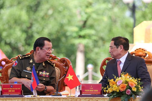 Hai Thủ tướng trao đổi tại cuộc nói chuyện với đại diện quần chúng nhân dân địa phương tỉnh Bình Phước - Ảnh: VGP/Nhật Bắc