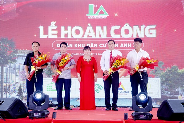 Bà Nguyễn Nam Phương, Chủ tịch Hội đồng thành viên Công ty Lan Anh tặng hoa tri ân đại diện lãnh đạo các sở, ban, ngành, địa phương và đối tác đã đồng hành, góp phần vào sự thành công của Dự án Lan Anh 7 mở rộng