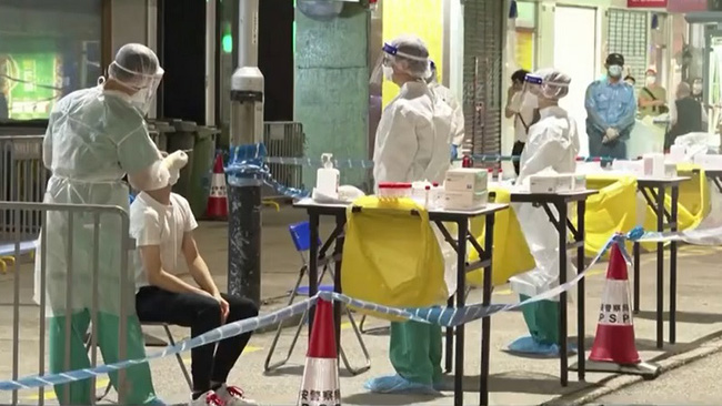 Hong Kong đang tiến hành xét nghiệm kháng nguyên nhanh cho người dân, công nhân vệ sinh