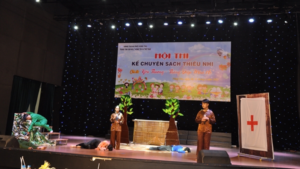 Em Nguyễn Thị Tuyết Nhung và em Trương Ngọc Tuấn với câu chuyện “Núi mẹ con em Mừng”, tiết mục đoạt giải nhì.