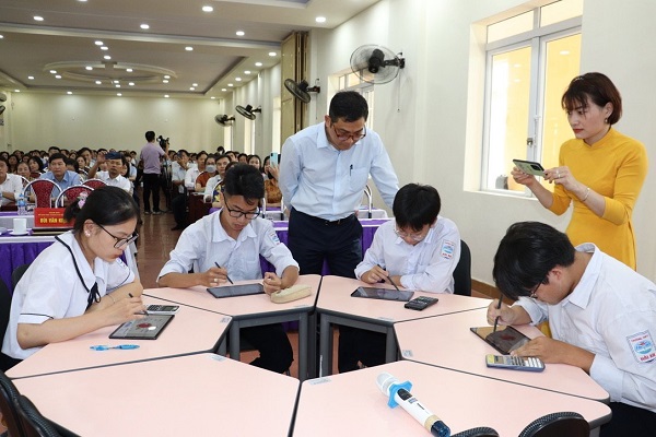 Nhà giáo Bùi Văn Kiệm, Giám đốc Sở GD&ĐT quan sát học sinh sử dụng, khai thác các thiết bị thông minh trong tiết dạy minh họa