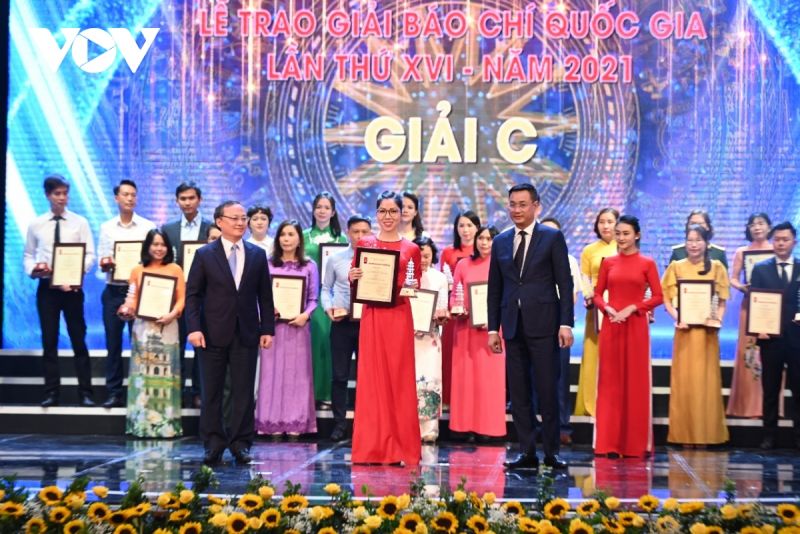 Tổng Giám đốc VOV Đỗ Tiến Sỹ (bìa trái) và Tổng Giám đốc VTV Lê Ngọc Quang (bìa phải) trao giải C cho tác giả Đặng Thy Huệ, đơn vị Báo điện tử VTC News, với tác phẩm 