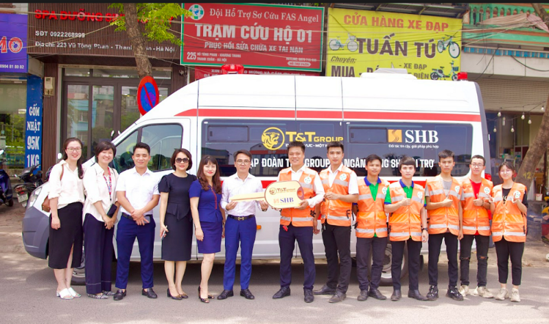 Đại diện Tập đoàn T&T Group và Ngân hàng SHB trao tặng Đội hỗ trợ sơ cứu FAS Angel xe cứu thương GAZ trị giá 870 triệu đồng