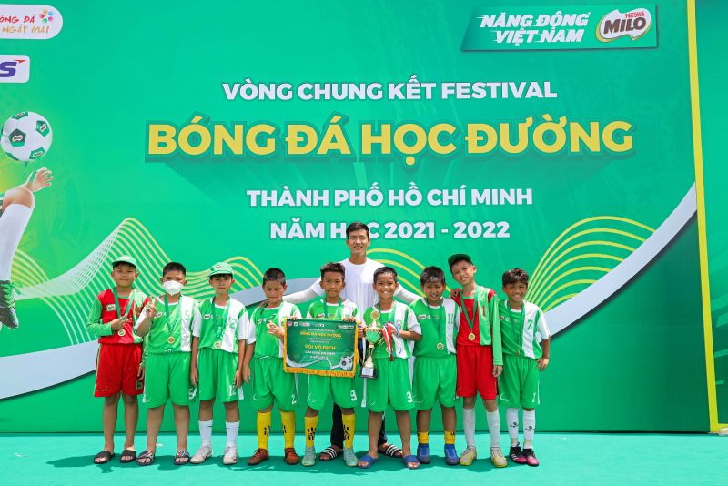 Các cầu thủ nhí trường Tiểu học Hồ Văn Huê (Phú Nhuận) xuất sắc giành ngôi vô địch nội dung bóng đá nam lớp 5