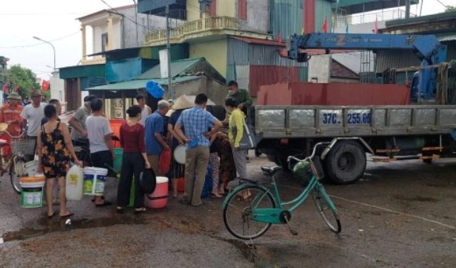 Công ty CP cấp nước Nghệ An huy động 6 xe tẹc có dung tích từ 3-9m3/xe để sẵn sàng cấp nước sạch miễn phí cho người dân khi có nhu cầu.