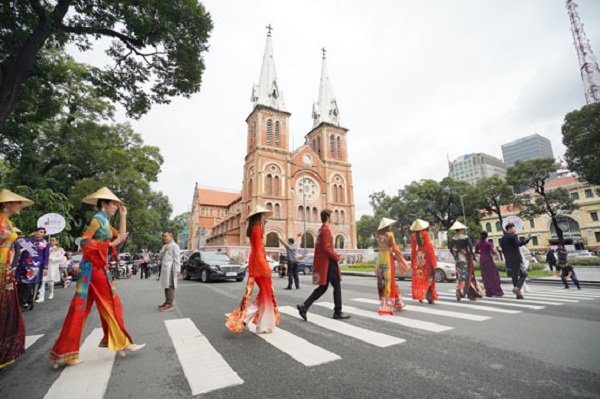 Lễ hội Áo dài đang diễn ra góp phần quảng bá hình ảnh du lịch TP. Hồ Chí Minh (Ảnh: Lam Giang).
