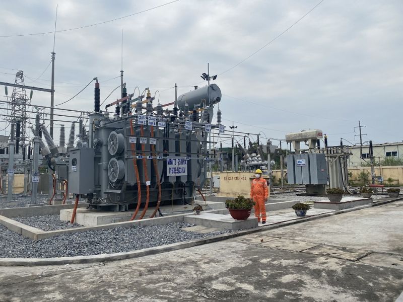 Công nhân kiểm tra thiết bị bên trong và bên ngoài của TBA kỹ thuật số 110 kV Cái Lân