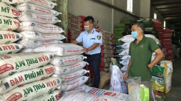 Cơ quan chức năng kiểm tra kho hàng bán phân bón tại huyện Chư Pah, Gia Lai