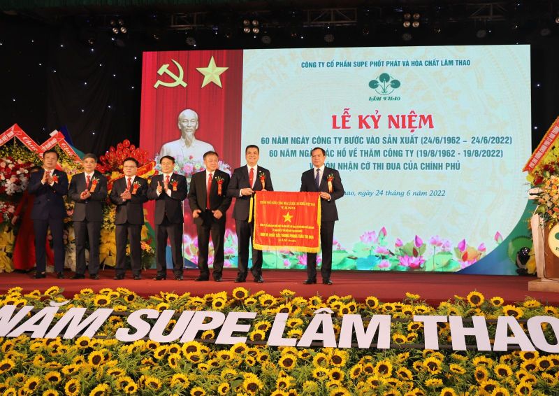Ủy viên Trung ương Đảng, Chủ tịch Tổng Liên đoàn Lao động Việt Nam, Đại biểu Quốc hội khóa XV Nguyễn Đình Khang trao tặng Cờ thi đua đơn vị dẫn đầu cho Công ty