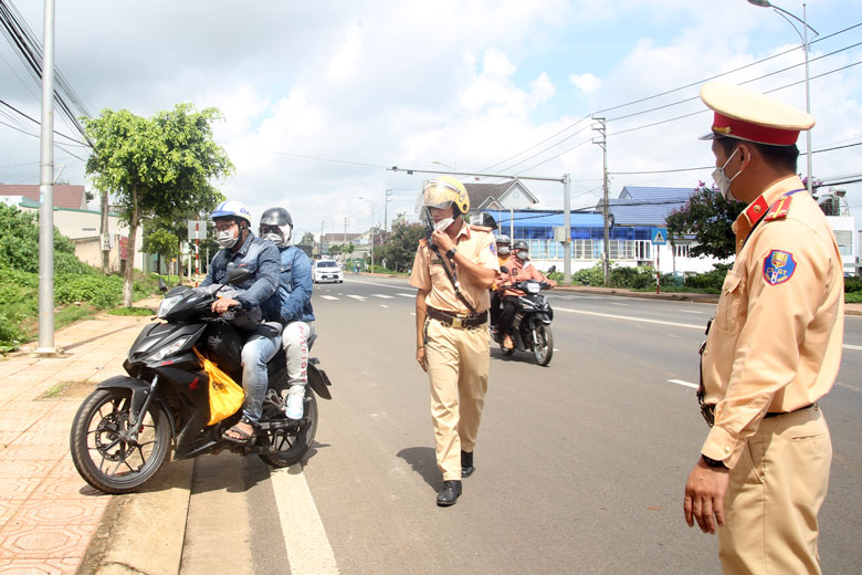 lực lượng cảnh sát giao thông Công an huyện dừng kiểm tra xe mô tô vi phạm tốc độ