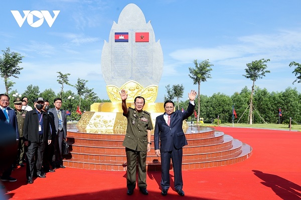 Thủ tướng Phạm Minh Chính và Thủ tướng Hun Sen tại Lễ kỷ niệm 45 năm “Hành trình hướng tới lật đổ chế độ diệt chủng Pol Pot” ngày 20/6 tại tỉnh Bình Phước (Nguồn ảnh VOV)
