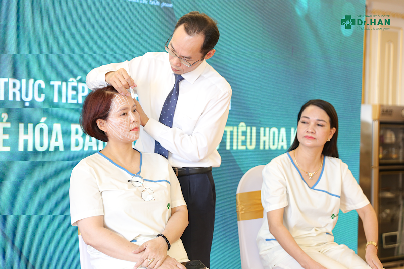 Bác sĩ Nguyễn Công Hân thực hiện phác đồ thẩm mỹ tại sự kiện