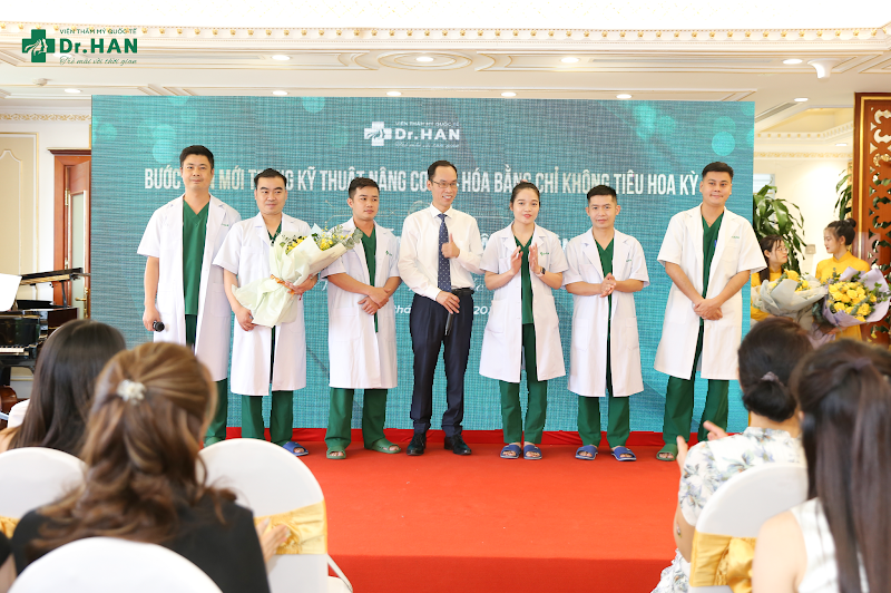 Bác sĩ Nguyễn Công Hân và cộng sự ra mắt tại sự kiện