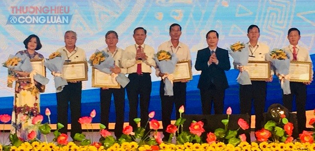 BTC tặng Bằng khen của UBND tỉnh Bình Định cho các tổ chức, cá nhân có đóng góp cho TX Hoài Nhơn trong thời gian qua.