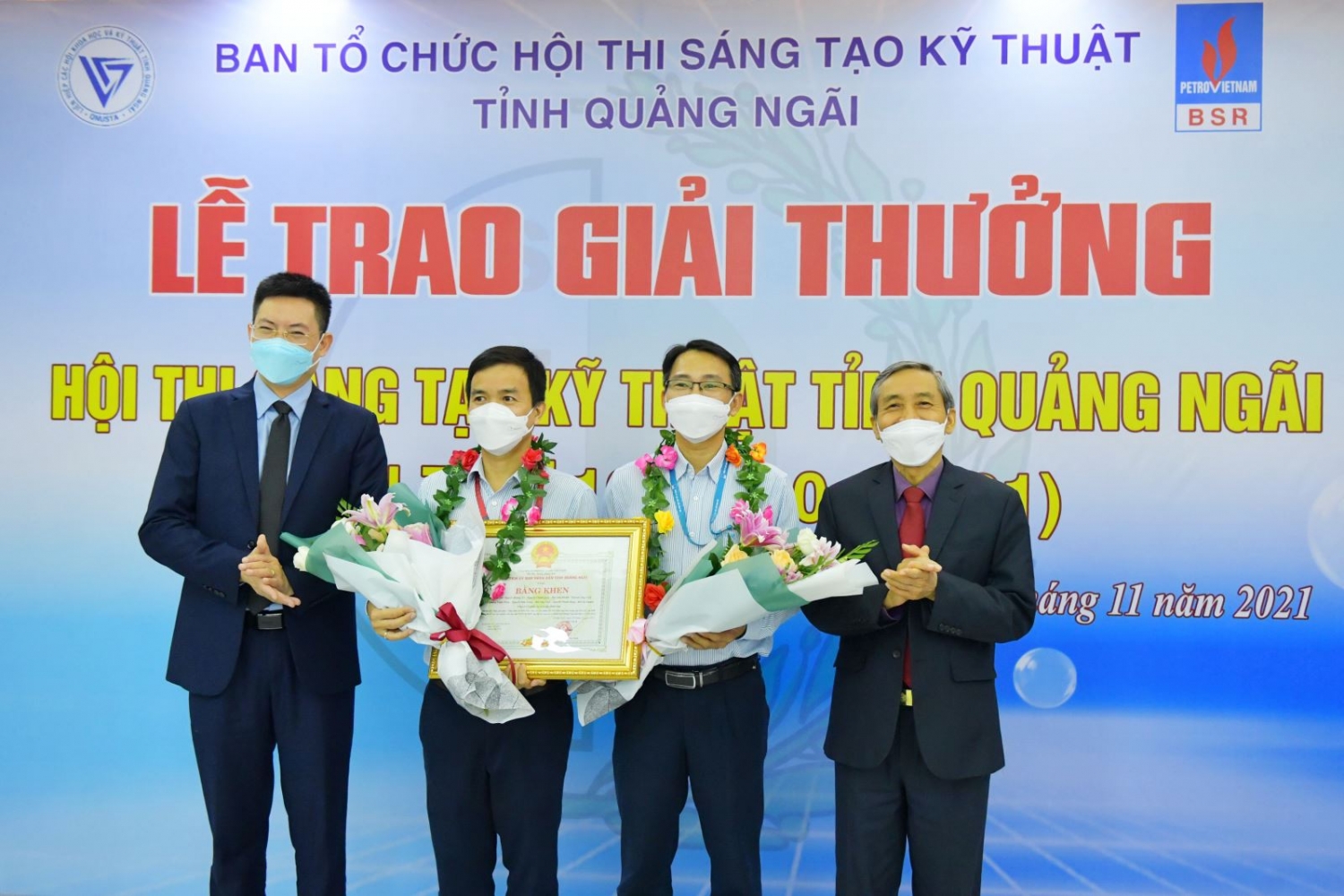 Chủ tịch Liên hiệp các Hội KH&KT tỉnh Quảng Ngãi Lê Quang Thích và Giám đốc Nhà máy Mai Tuấn Đạt trao giải Nhất cho đại diện nhóm tác giả đạt giải