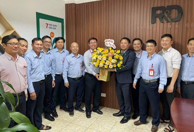 Tổng Giám đốc BSR Bùi Ngọc Dương tặng hoa chúc mừng đội ngũ nghiên cứu khoa học BSR nhân ngày Khoa học Công nghệ Việt Nam 18/5/2022