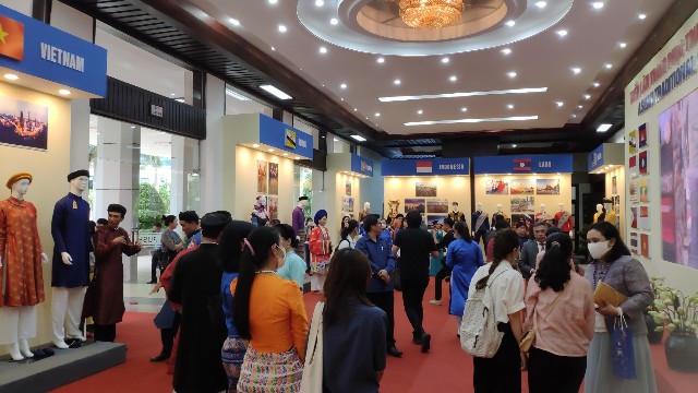 Du khách tham quan rất đông tại Triễn lãm Trang phục Asean