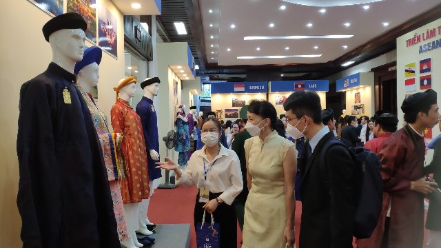 Du khách quốc tế thích thú với trang phục của Việt Nam
