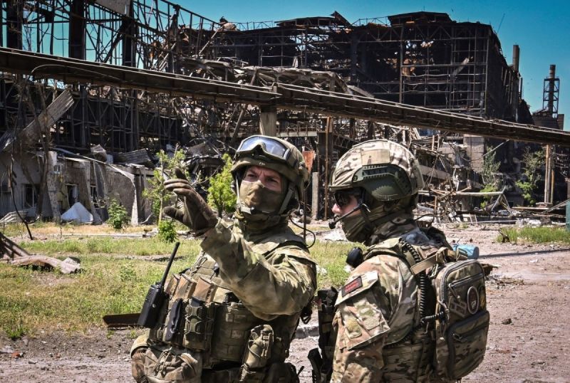 Binh lính Nga canh giữ khu vực nhà máy thép ở Azovstal, Mariupol ngày 13/06. Ảnh AFP