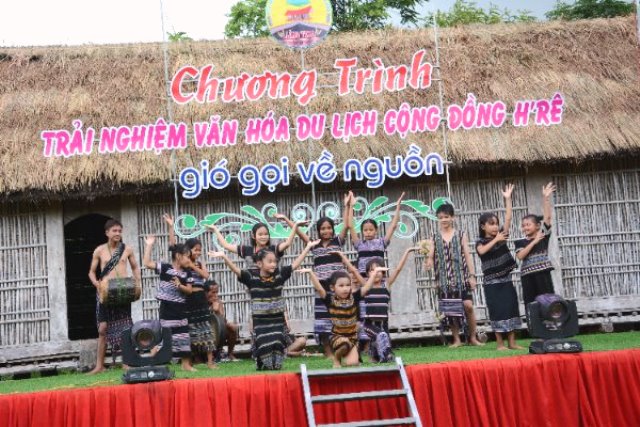 Các diễn viên nhí làng Teng tham gia văn nghệ