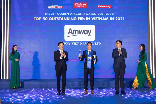 Ông Huỳnh Thiên Triều – Tổng Giám đốc Amway Việt Nam nhận giải doanh nghiệp có vốn đầu tư nước ngoài (FDI) tăng trưởng bền vững tại Việt Nam tại lễ trao giải thưởng Rồng Vàng 2022