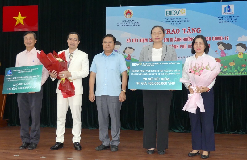 Công đoàn BIDV trao tặng sổ tiết kiệm cho trẻ em mồ côi do dịch bệnh Covid-19
