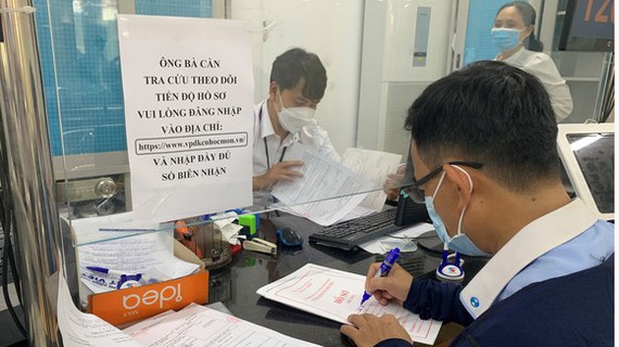 Trong hình là người dân đến làm thủ tục hành chính tại UBND huyện Hóc Môn, TP. Hồ Chí Minh