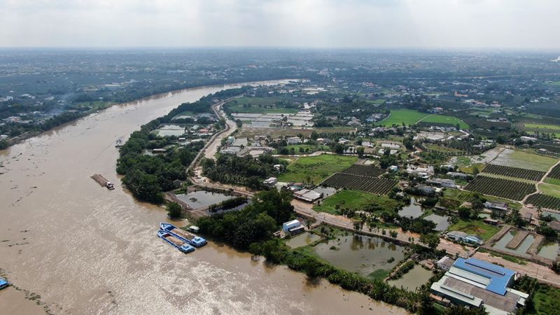 Huyện Tân Trụ được bao bọc bởi hai dòng sông Vàm Cỏ rất thuận lợi thác loại hình du lịch sông nước.