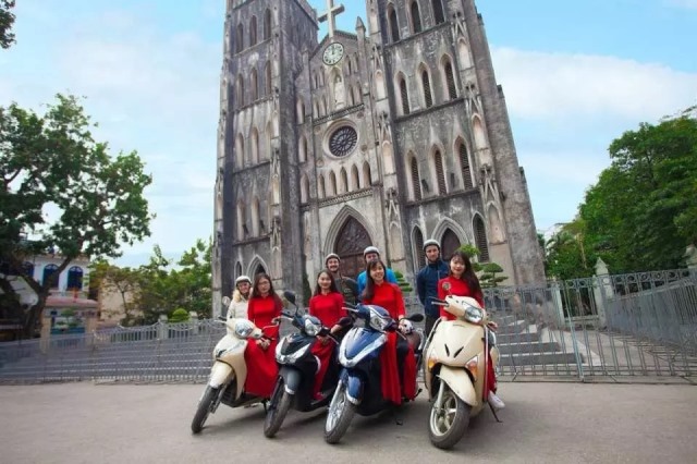 Tour du lịch khám phá Hà Nội bằng xe máy - Ảnh: Kkday